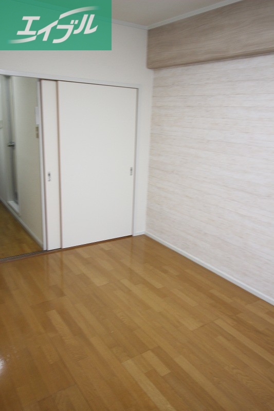 居室・リビング　同物件別部屋の写真です