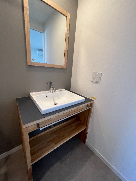 洗面設備　化粧台がついて忙しい朝に便利です