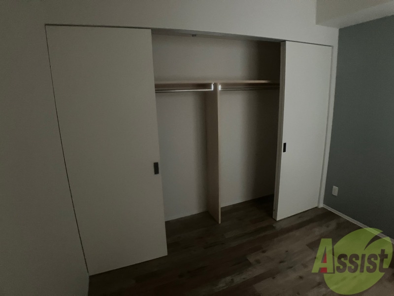 収納　こちらの収納にはハンガーをかけて服もしまえますね。