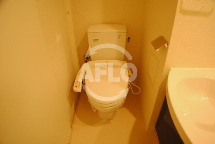 トイレ　ドゥーエなんば南　温水洗浄便座