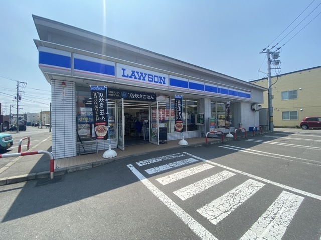 コンビニ　ローソン旭川新富店（コンビニ）まで550m