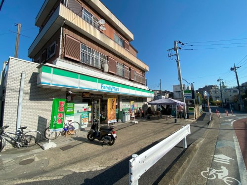 コンビニ　ファミリーマート 松戸東店（コンビニ）まで689m
