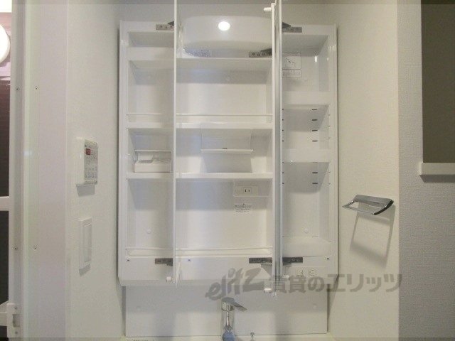 洗面設備　鏡裏収納