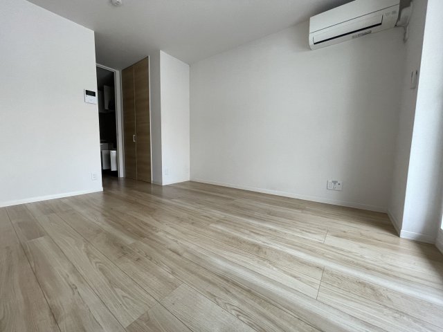 居室・リビング　同物件別号室のものです