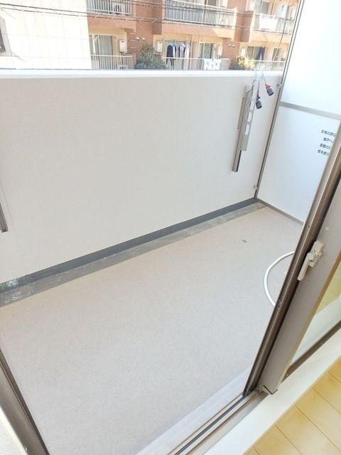 その他設備　★奥行きが広く、腰高のバルコニー★
