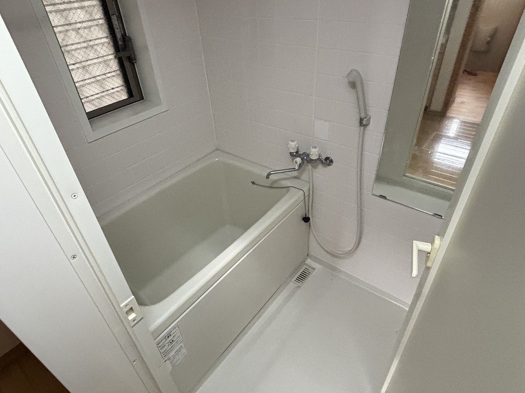 バス・シャワールーム　清潔感のあるバスルーム　換気窓あり