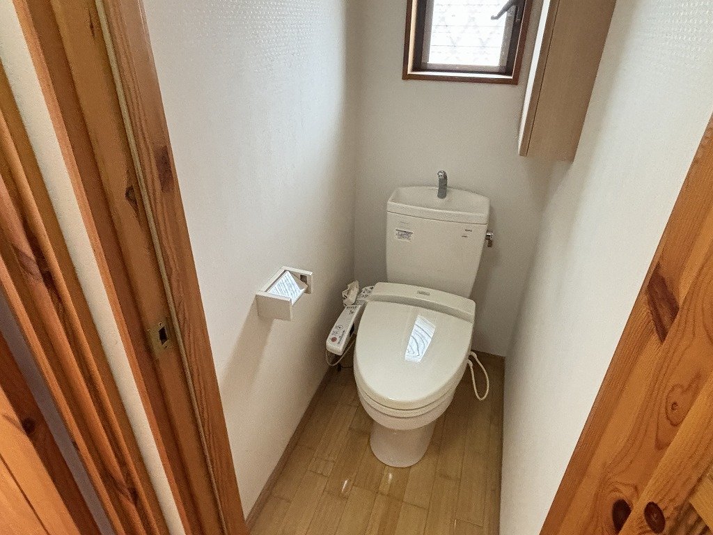 トイレ　ウォシュレット・換気窓あります。