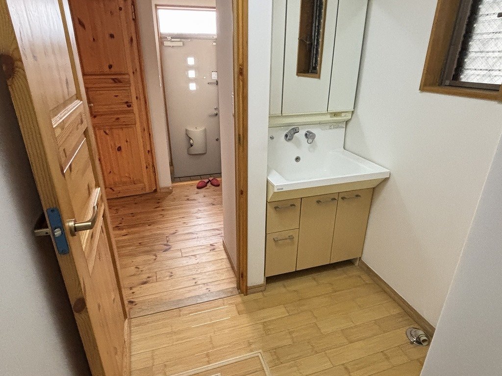 洗面設備　扉付き脱衣所　洗髪洗面化粧台