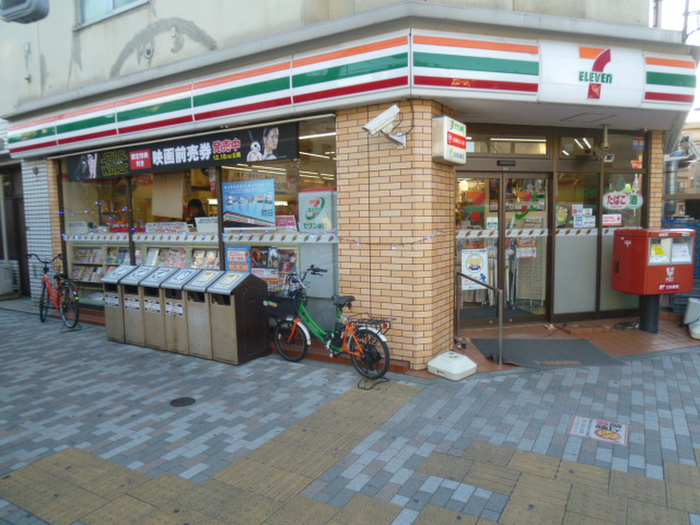 コンビニ　セブンイレブン（コンビニ）まで241m