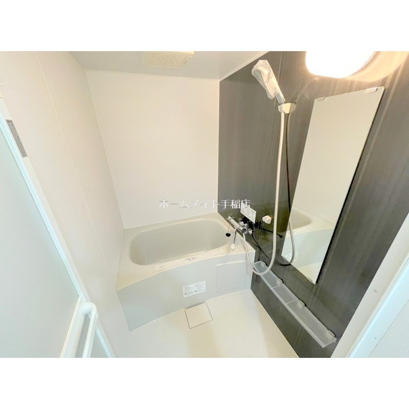 バス・シャワールーム　一面だけですがアクセントある壁面です！