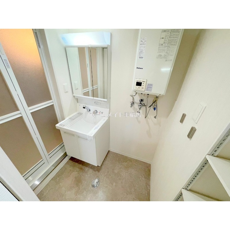 洗面設備　脱衣所、洗面化粧台シャワー付きです！