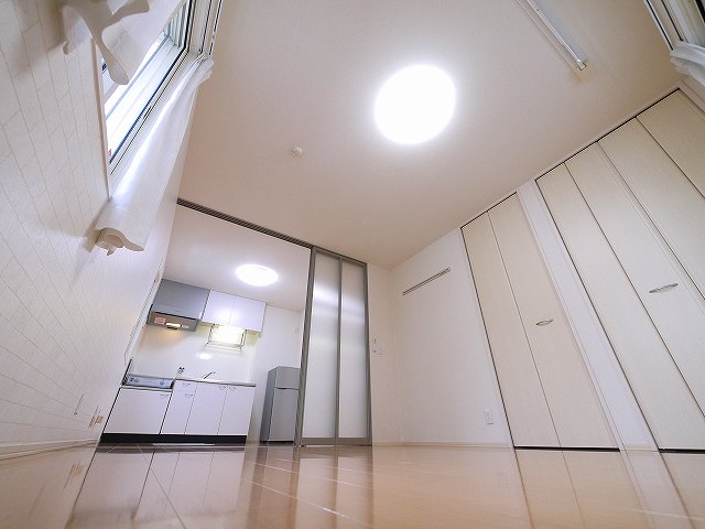 居室・リビング　清潔感のある居間です