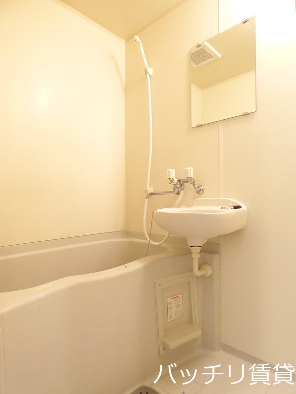 バス・シャワールーム　別号室タイプの為、現状を優先致します。