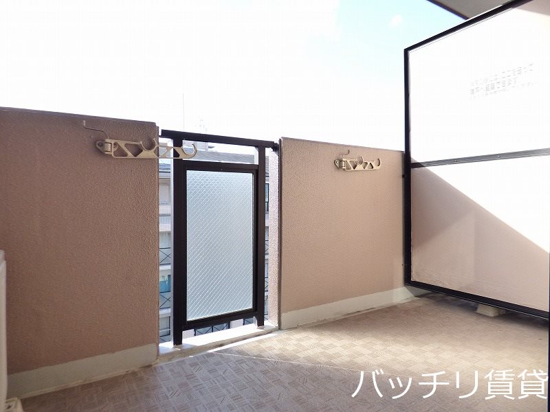 バルコニー　別号室タイプの為、現状を優先致します。