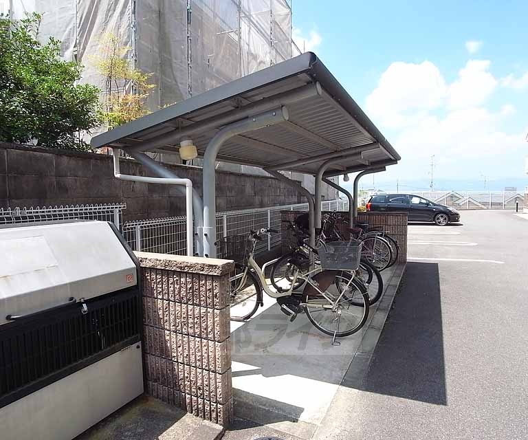 その他共有部分　屋根付きの駐輪場です。
