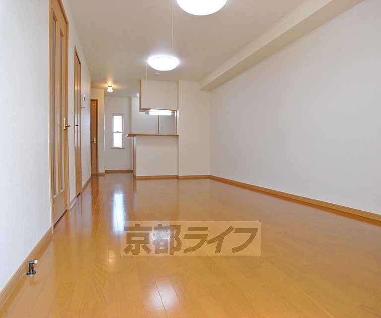 居室・リビング　横長でゆったり広々です