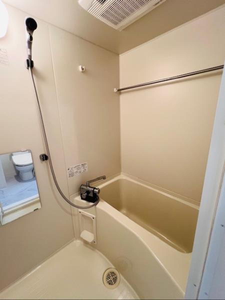 バス・シャワールーム　コンパクトで使いやすいお風呂です