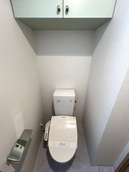トイレ　落ち着いた色調のトイレです