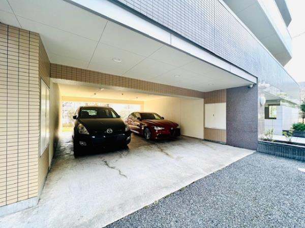 駐車場　駐車場があるので、車を買う予定の方も安心です