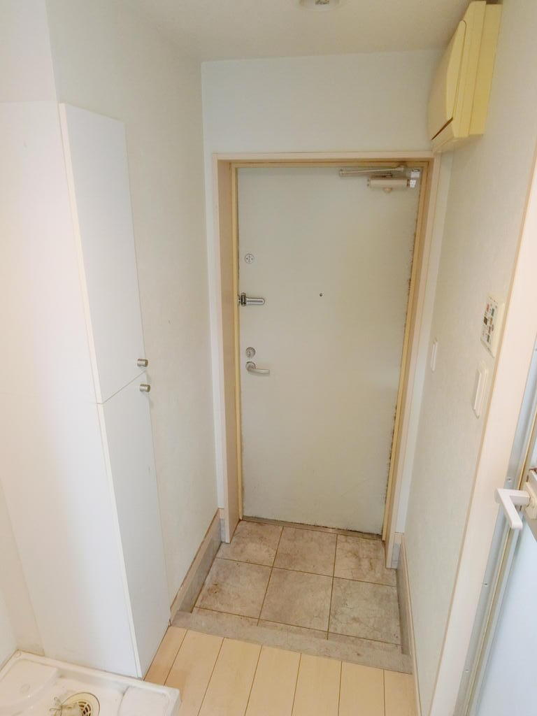 玄関　同間取り別部屋の写真です