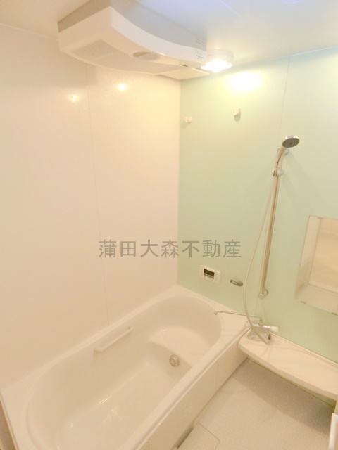 バス・シャワールーム　浴室乾燥機能と追焚機能付きのお風呂