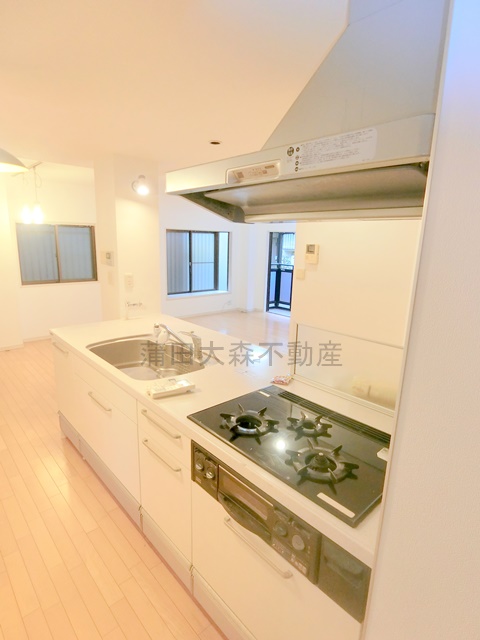 キッチン　グリル付き3口ガスコンロのシステムキッチン