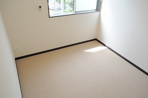 居室・リビング　1Fフローリング。2Ｆカーペット。営業担当　中尾