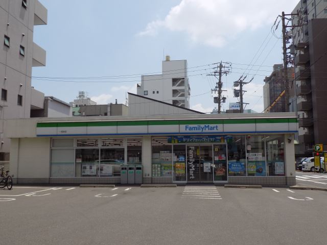コンビニ　ファミリーマート（コンビニ）まで320m