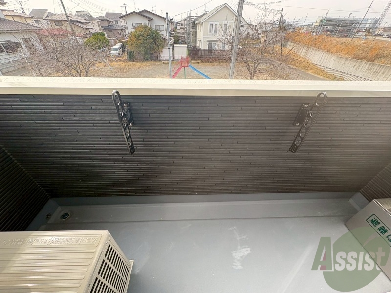 バルコニー　バルコニーに物干しがあるので洗濯物が干せます。