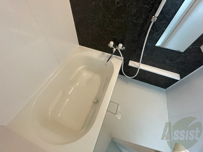 バス・シャワールーム　バスルームは狭すぎず、シャワーも浴びやすそうです。