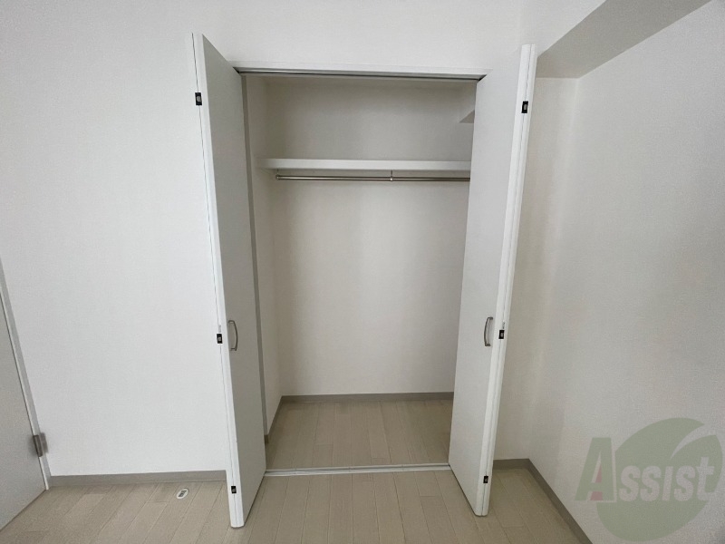 収納　クローゼットを開けてみました。奥行きがありますね。