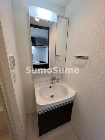 洗面設備　ゆったりとスペースのある洗面所