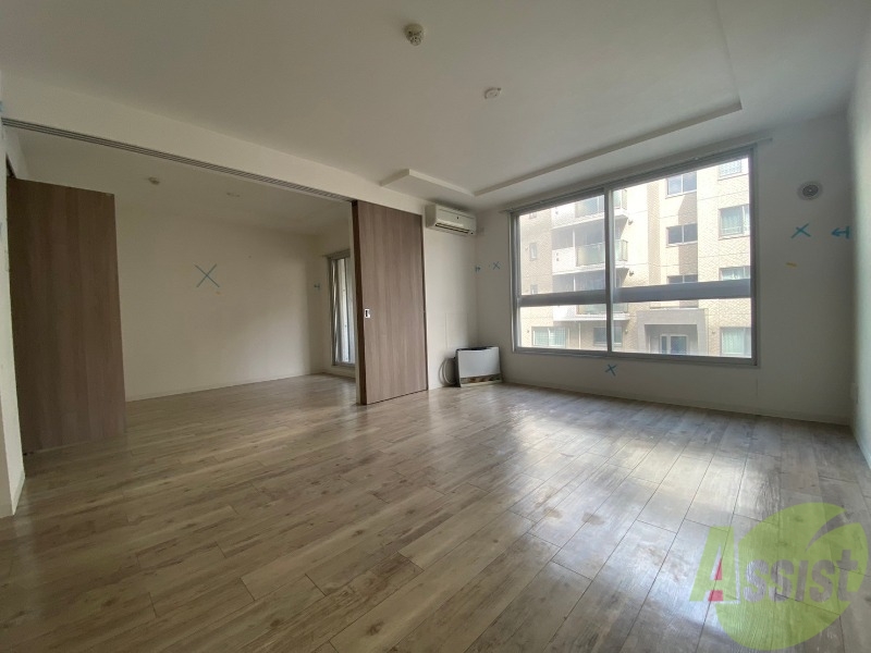 居室・リビング　白さが清潔感を出してくれます。お部屋も明るいですね。