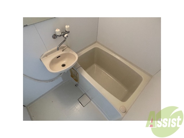 バス・シャワールーム　浴室は洗面台と一体型です。掃除のときが楽そうですね。