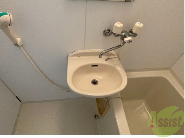 洗面設備　洗面台はシンプルな作りです。キレイですね。