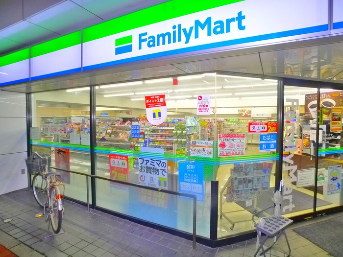 コンビニ　ファミリーマート（コンビニ）まで80m