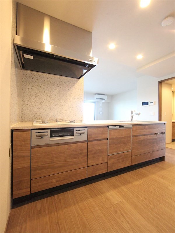 キッチン　システムキッチン（ガス3口コンログリル付）食器洗浄乾燥機