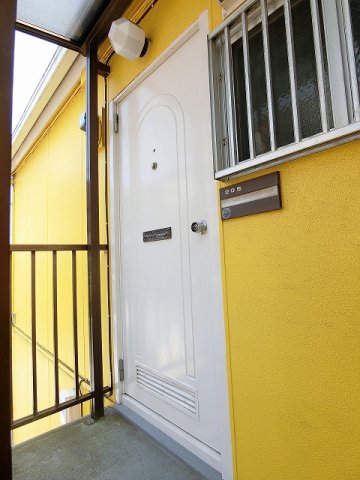 その他共有部分　玄関外は屋根付きなので、雨に濡れずにお部屋に入ることができま