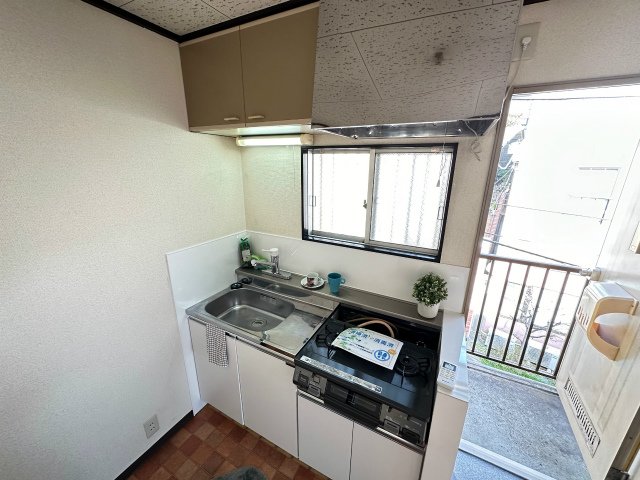 キッチン　換気のできる窓のあるキッチンはガスコンロ設置可能☆場所を取る