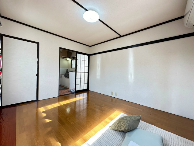 その他部屋・スペース　南東向き洋室6帖☆収納スペースが付いています♪壁にはピクチャ