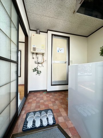 玄関　玄関から室内への景観です！入るとすぐにキッチンスペース、左手