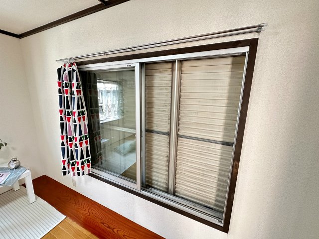 セキュリティ　雨戸付きなので夜やお出かけ時も安心です！雨戸は冬場の寒さ対策