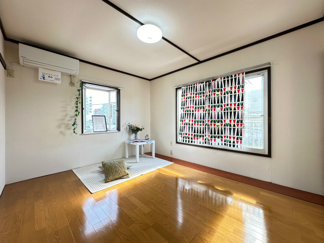 居室・リビング　南東向き洋室6帖☆角部屋二面採光のお部屋は陽当たり良好！エア