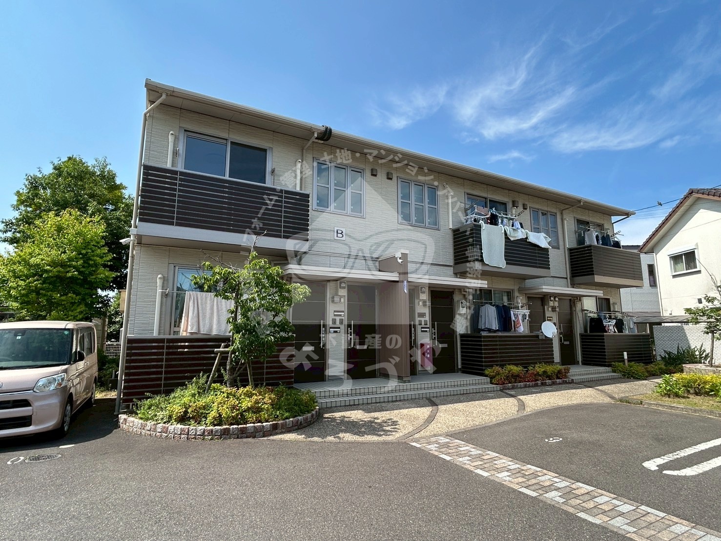 駐車場　敷地内には2台駐車場が部屋ごとについております