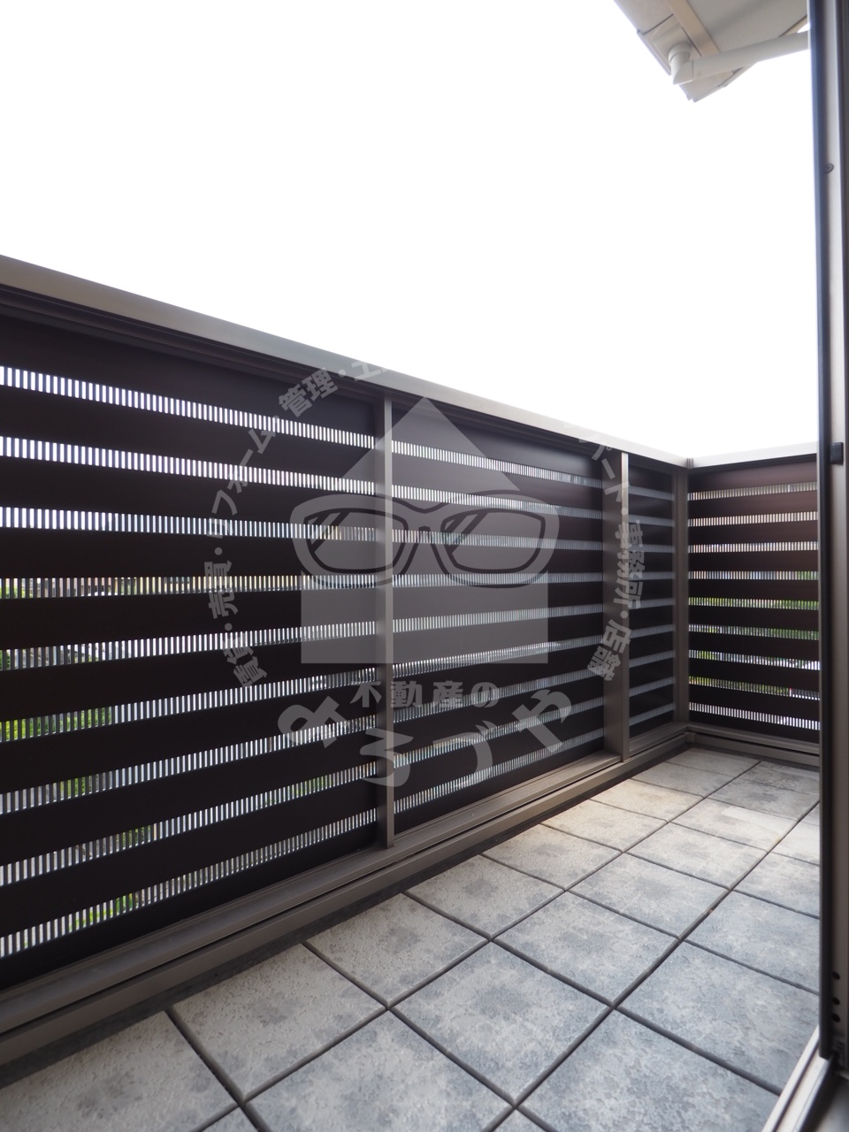 バルコニー　雨の日や梅雨時期も便利な室内物干しバーが設置されています