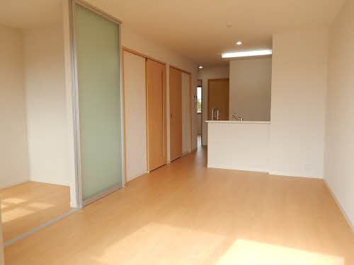 建物外観　広々としたリビングは開放感ある明るいスぺースです