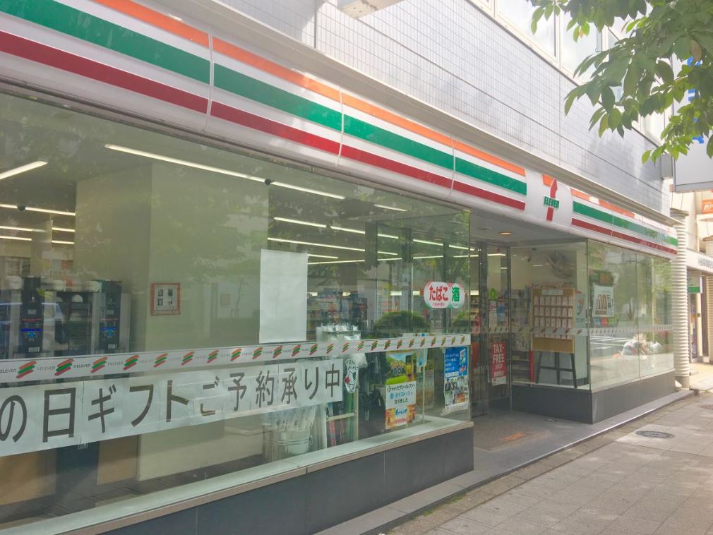 コンビニ　セブンイレブン 日本橋小伝馬町店（コンビニ）まで24m