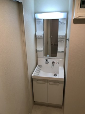 洗面設備　独立洗面台、小物を置くことができて便利です