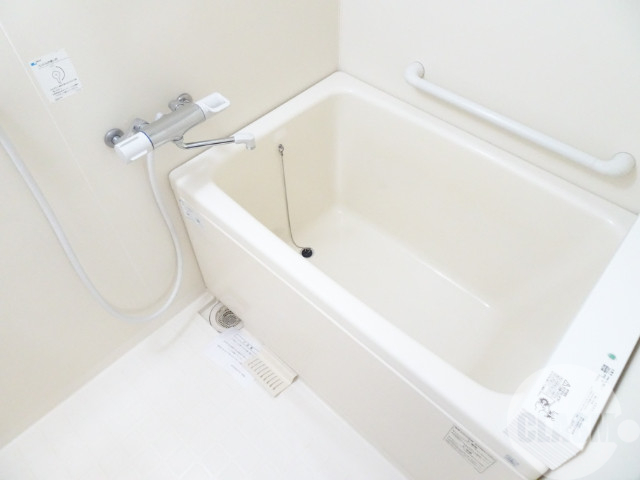 バス・シャワールーム　キレイにリフォームされています♪