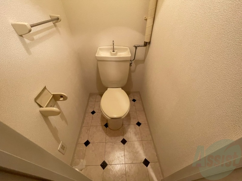 トイレ　ユニットバス内のトイレです。一人暮らしなら十分ですね。